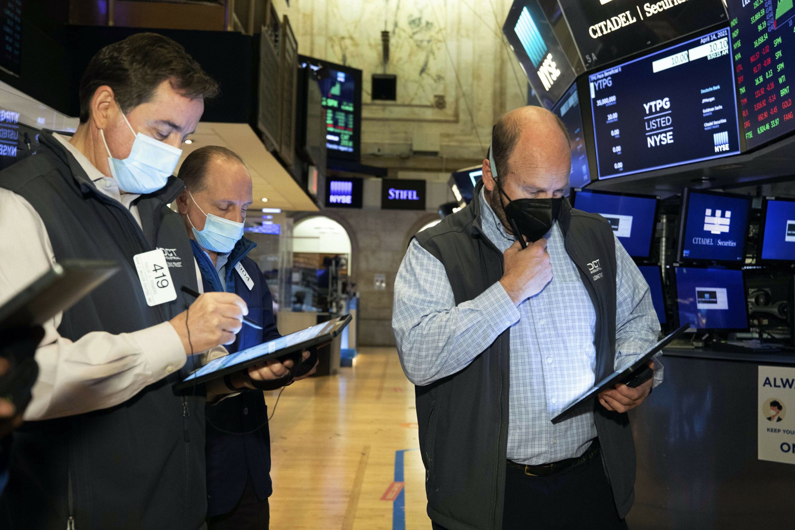 Most US stocks rise, indexes end mixed as earnings kick off