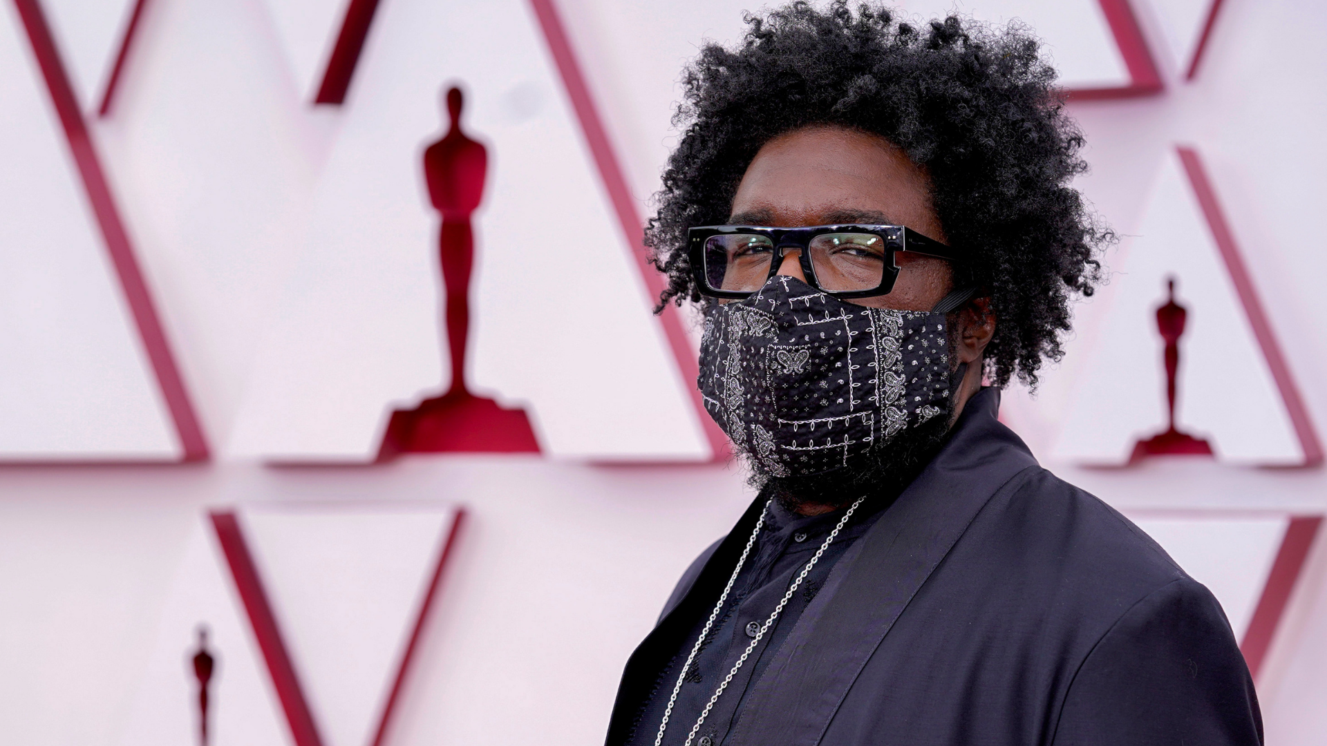 See Questlove hit the Oscars’ red carpet with gold crocs
