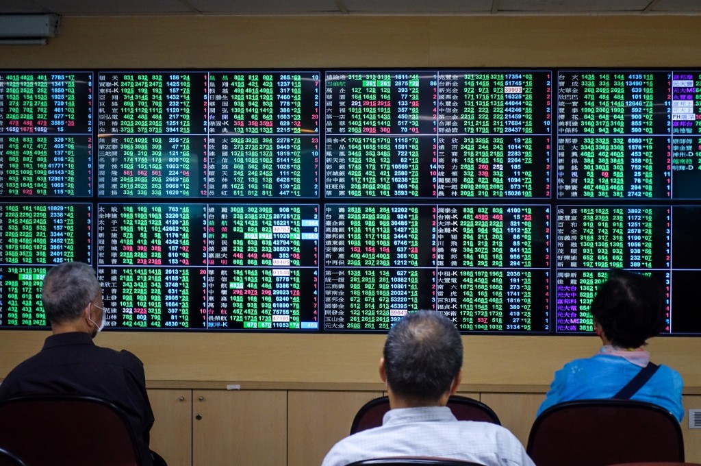 Taiwan stock market index plunges below 17000 mark