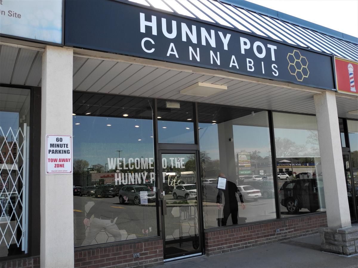 New cannabis store opens in busy Niagara Falls plaza