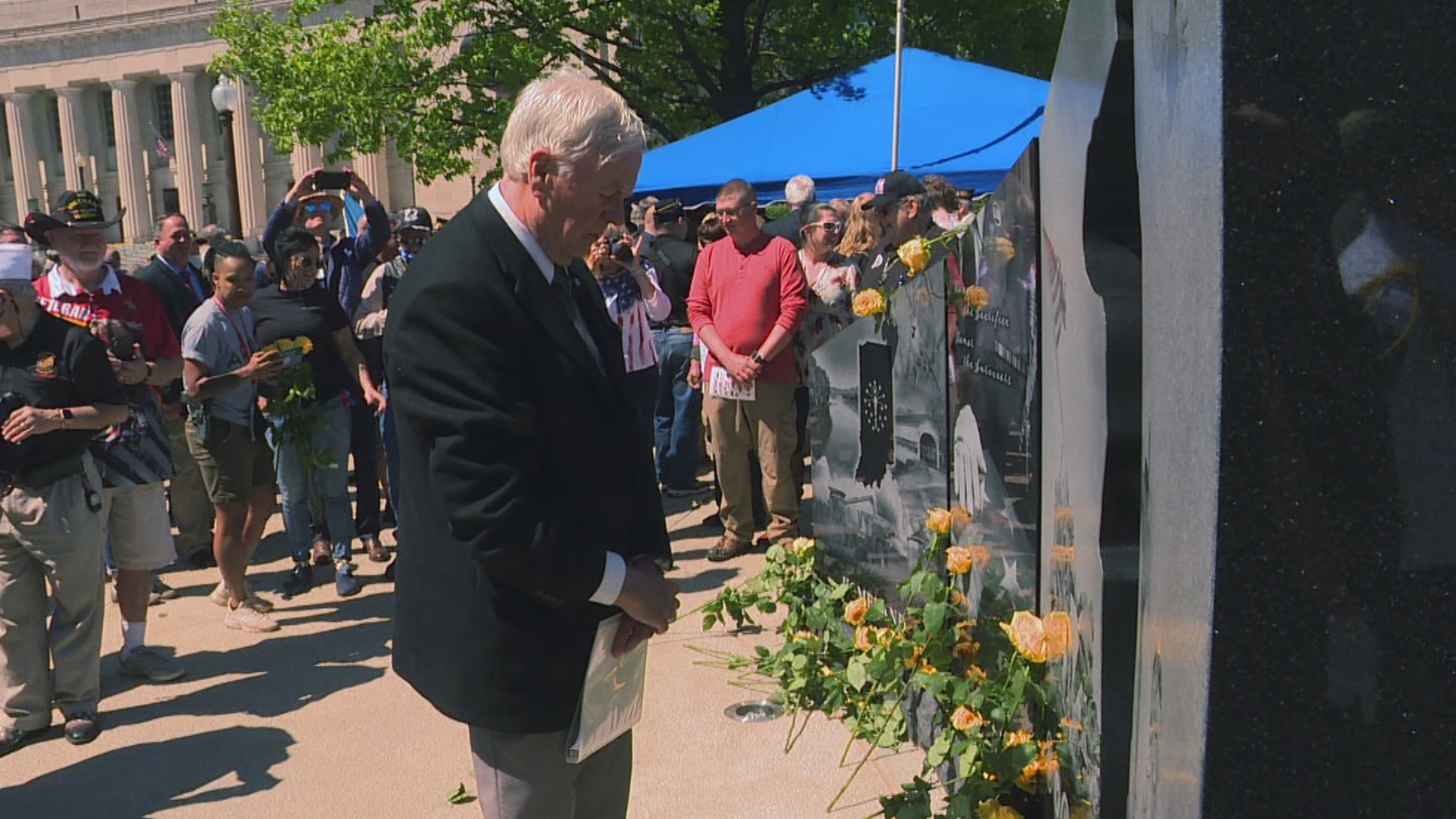 Hundreds come out for unveiling of Gold Star family monument