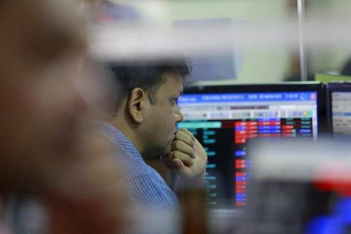 Market LIVE: Sensex falls 400 pts, Nifty gives up 15700; HDFC Bank, ICICI Bank, SBI top drags