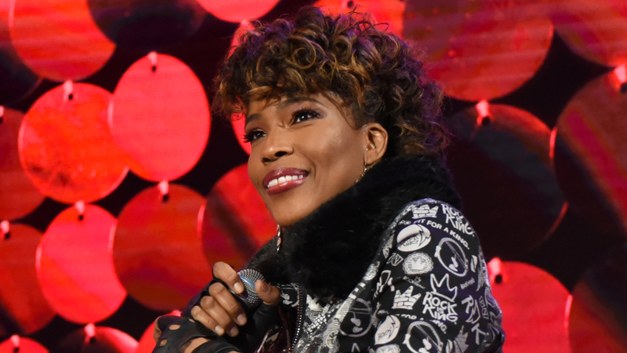 Macy Gray’s call for a new American flag receives mixed reactions: ‘Now the flag is too white?!’