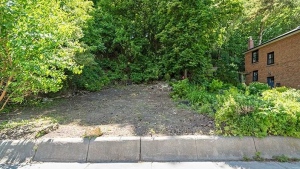 Patch of dirt hits Toronto market for almost $1 million