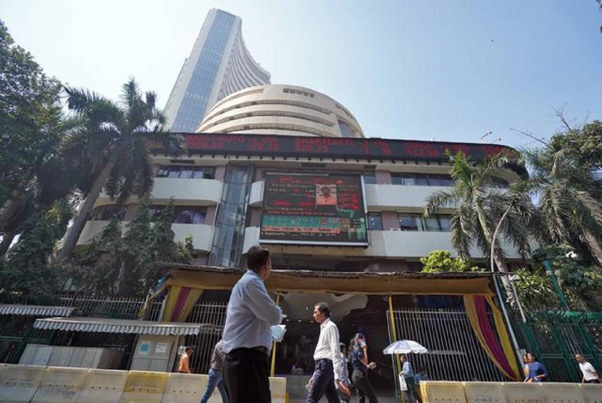 Share Market LIVE: Sensex sits in green, Nifty crosses 15800 again; Tata Steel up 4.2%, RIL falls …
