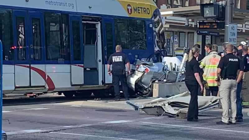 1 dead, 1 critically hurt after Green Line train crashes with car in St. Paul