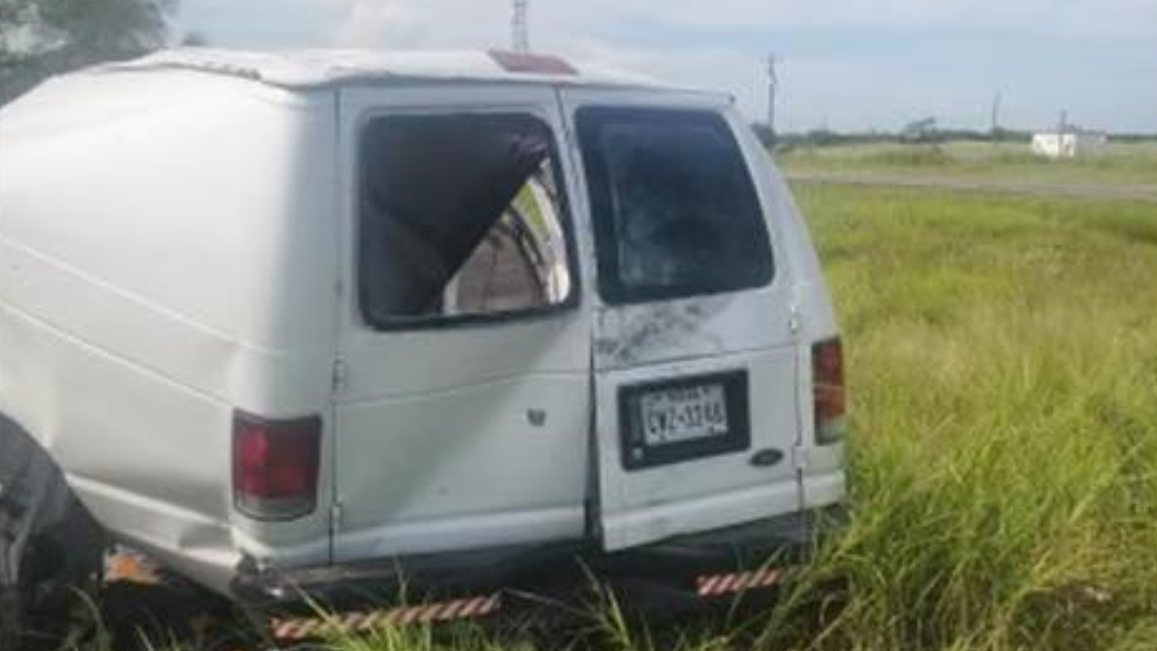 At least 10 dead after van tips over in southern Texas
