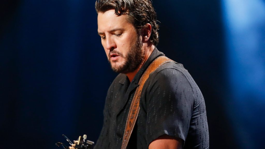 What a guy: Luke Bryan pulls over to help stranded Tennessee mom change tire