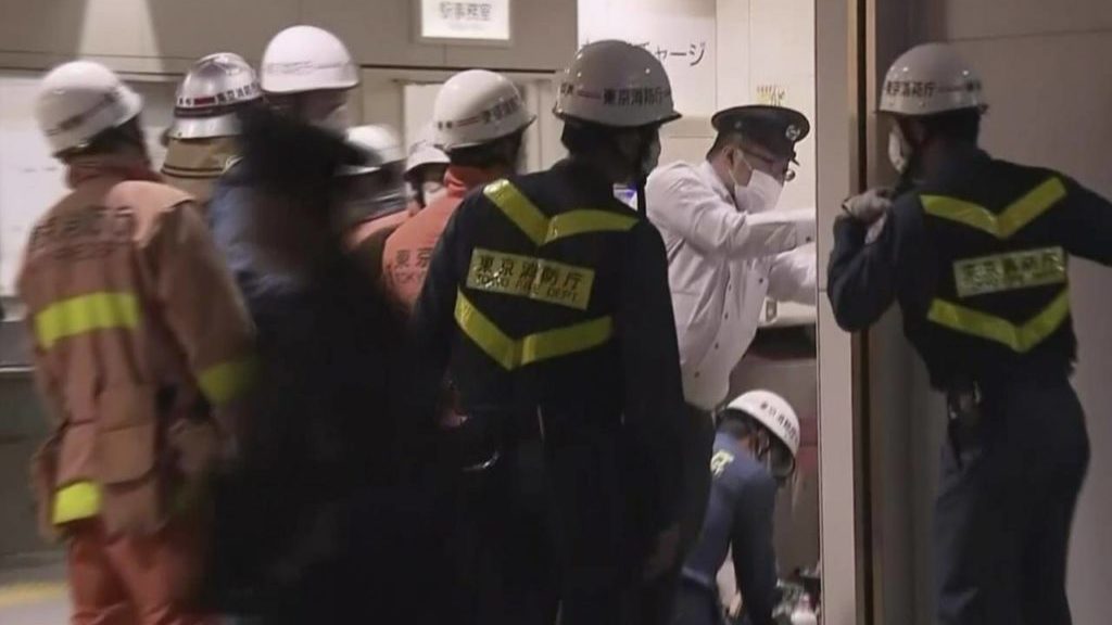 Man with knife stabs at least 10 on Tokyo train, starts fire – Surrey Now-Leader