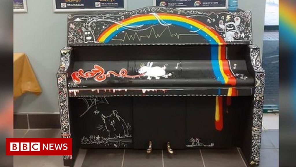 Barrow shoppers put off by arts-boosting piano, traders say – BBC News
