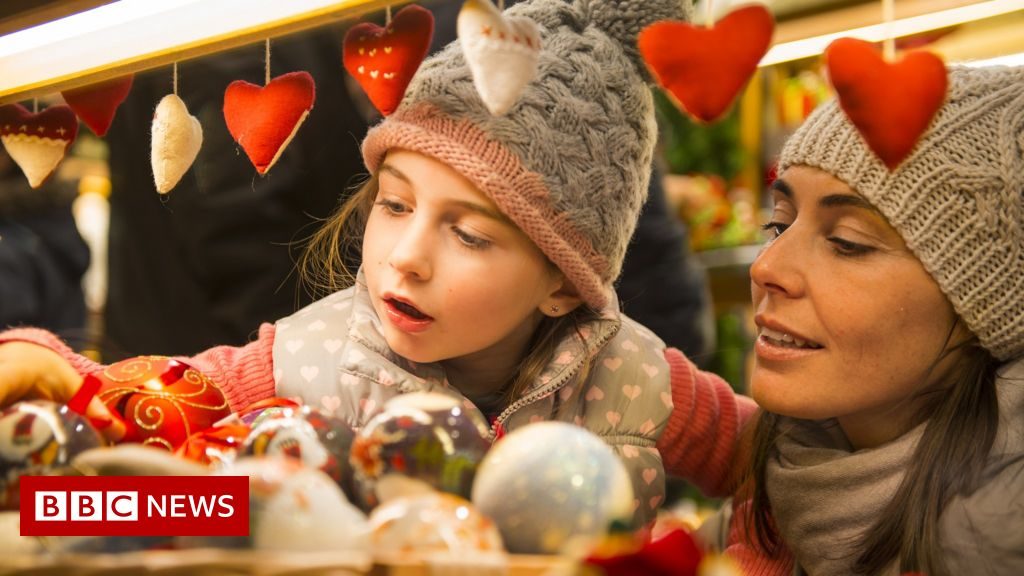 Covid and Brexit shrink Christmas markets – BBC News