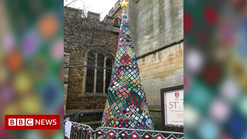 Market Harborough volunteers create crotcheted Christmas tree – BBC News