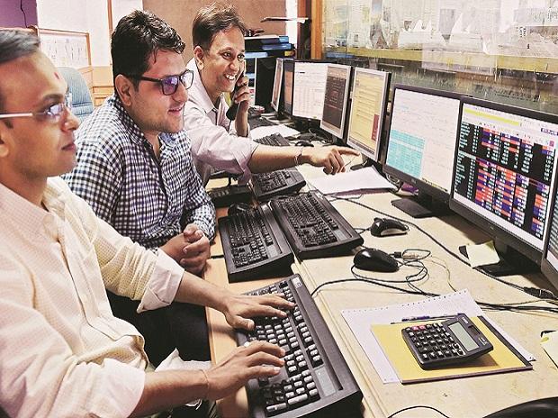 Sensex gallops 1016pts on status-quo RBI policy; Nifty ends above 17450 – Business Standard