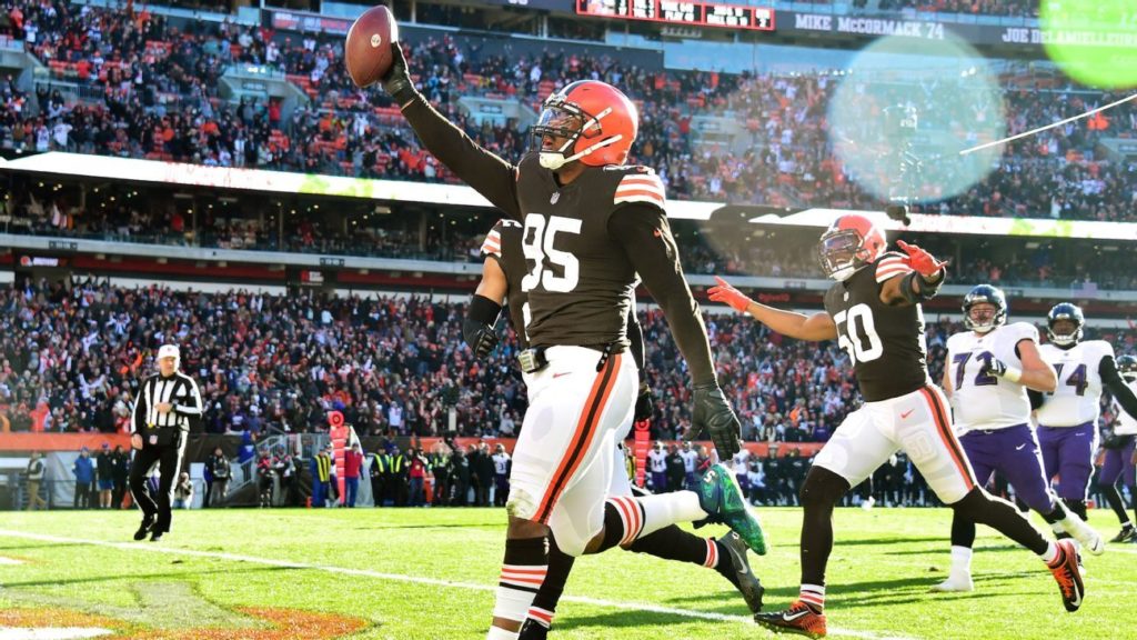 Myles Garrett sets Cleveland Browns record with sack, forces fumble and scores vs. Ravens