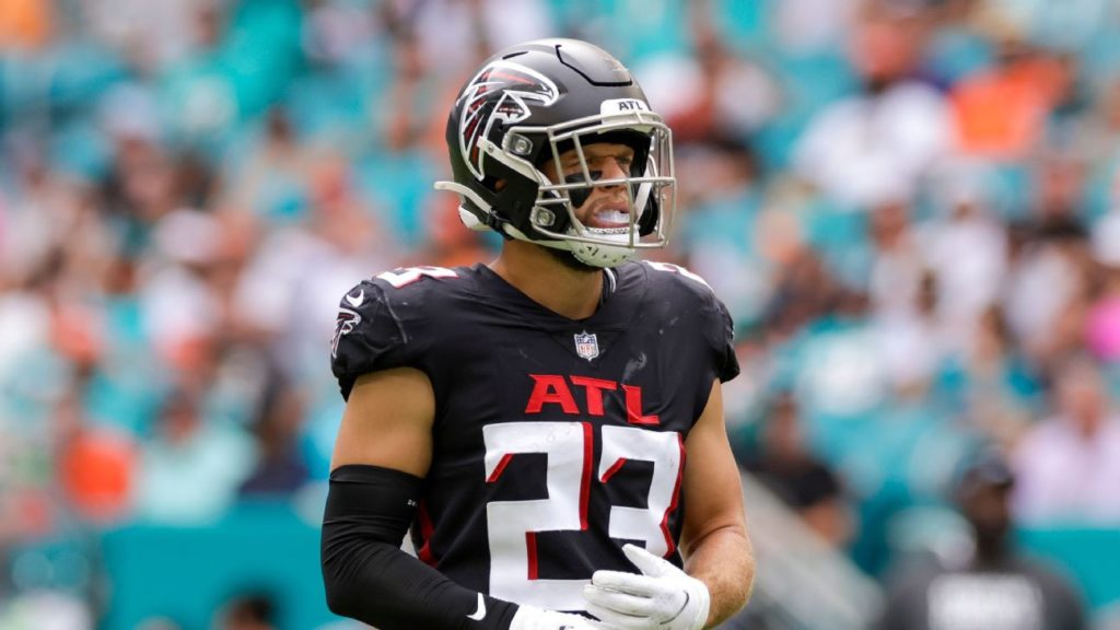 Atlanta Falcons starting safety Erik Harris needs season-ending pectoral surgery, source says