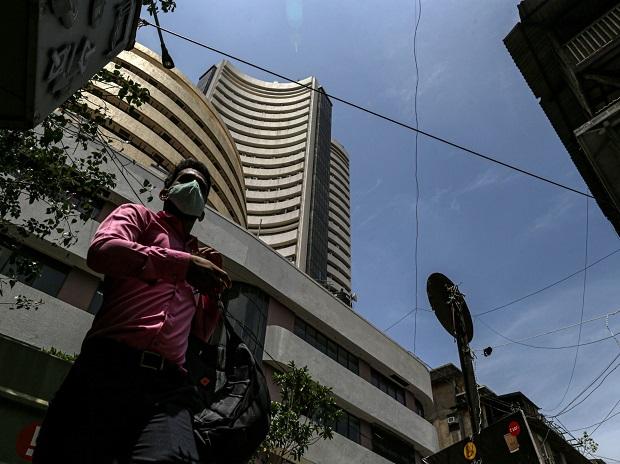 Sensex slips 329pts, Nifty ends 104pts lower; Bajaj twins, ITC, TCS slip – Business Standard