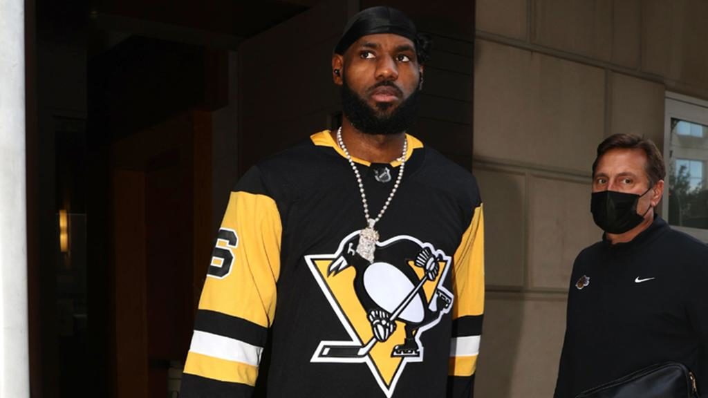 LeBron reps Penguins jersey before Lakers-Mavericks game