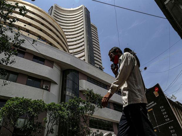 MARKETS: Sensex falls 400 pts; Nifty Bank down 1.5%; IT stocks shine | Business Standard News