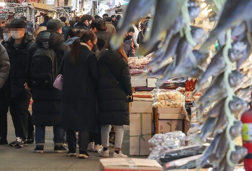 Bustling market a week ahead of Seol holiday | Yonhap News Agency