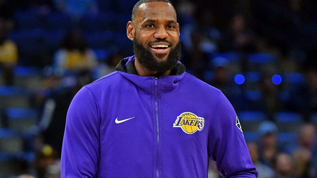 LeBron James leads NBA in latest All-Star voting returns