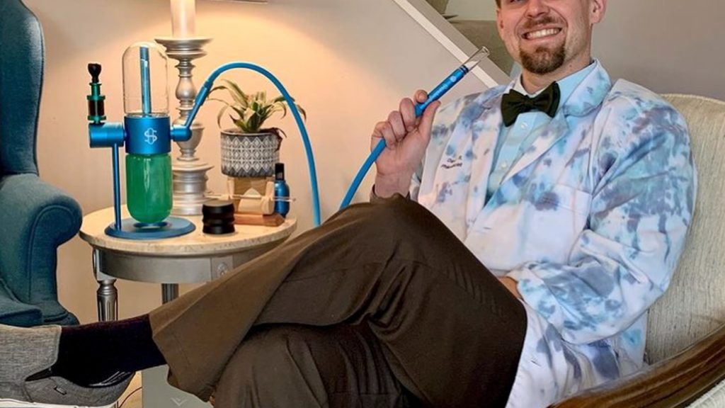 Absurd Cannabis Experience delivers high-end smoking devices, mocktails, more in Kalamazoo