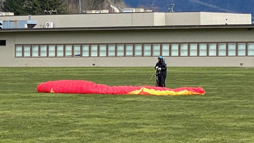VIDEO: Paraglider swoops in for landing in Agassiz – Peace Arch News