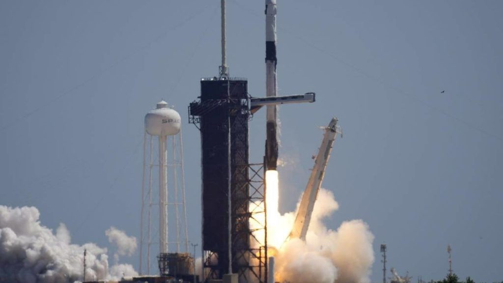 SpaceX launches 3 visitors to space station for $55M each – Surrey Now-Leader