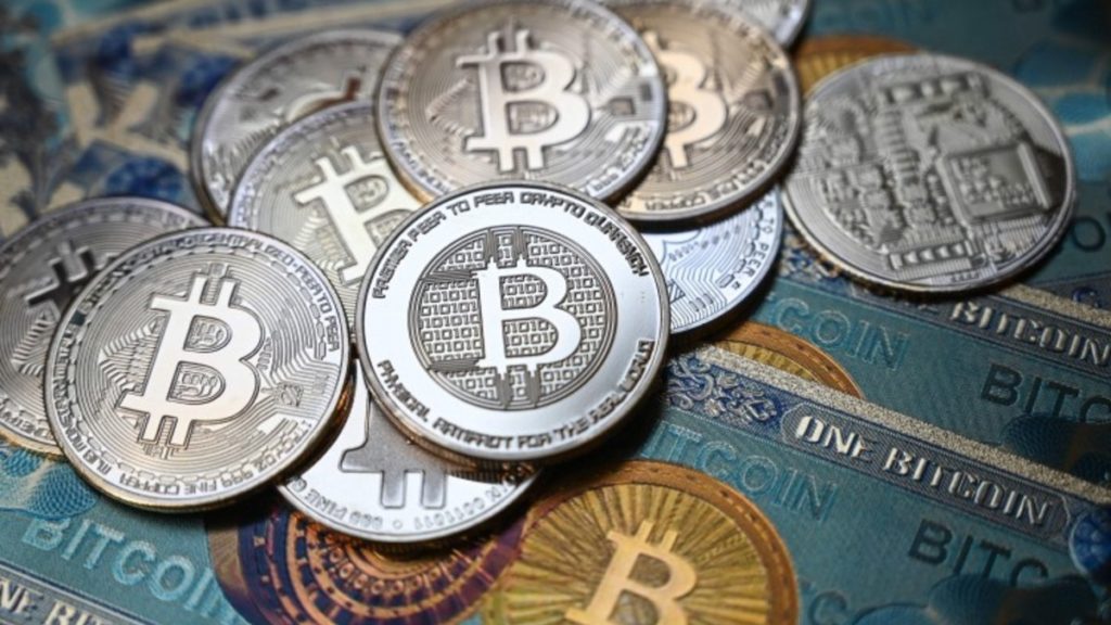 Bitcoin Clings to $40,000 as Investors Flee Risky Assets – TheStreet