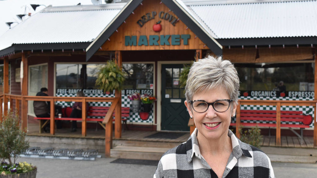 Parking pickle prompts changes around Deep Cove Market in North Saanich