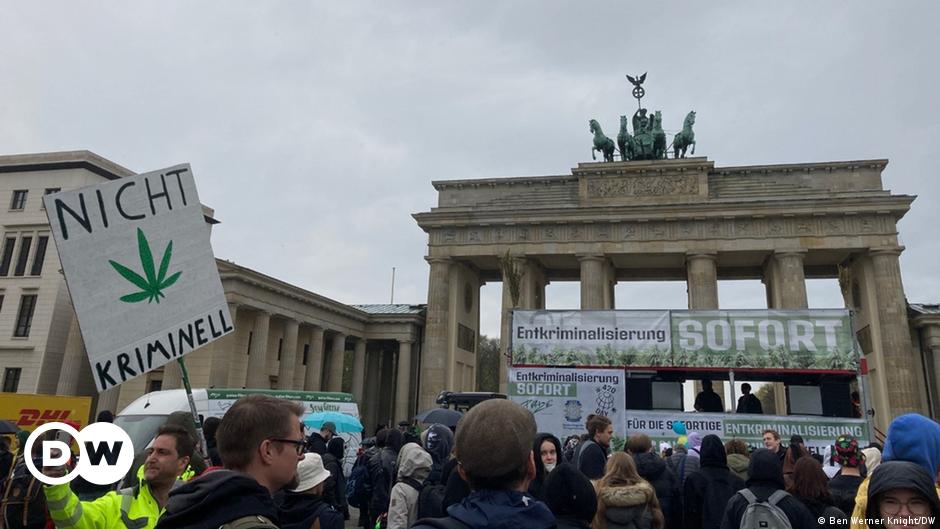 420 day: Berlin pro-cannabis rally demands immediate legalization | Germany | DW | 20.04.2022