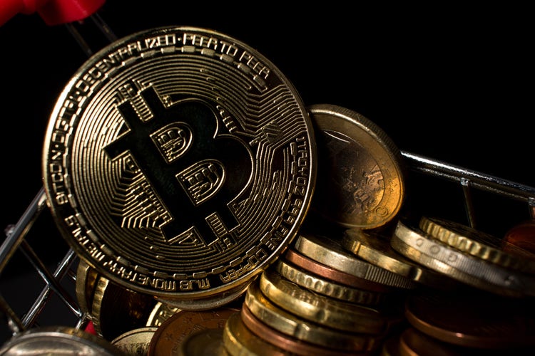 Bitcoin, Ethereum drop as stocks face selling pressure amid more hawkish Fed – Seeking Alpha
