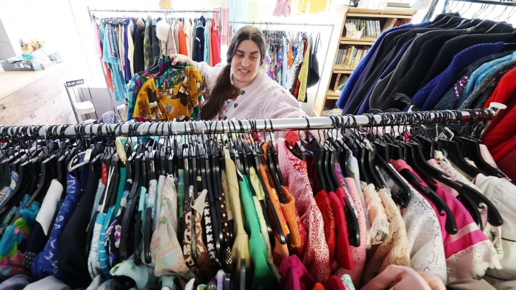 Is vintage clothing better than buying new? Upcycling is a fashion trend – Deseret News