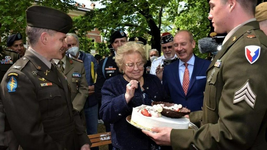 US Army ‘returns’ cake to Italian woman for 90th birthday – Victoria News