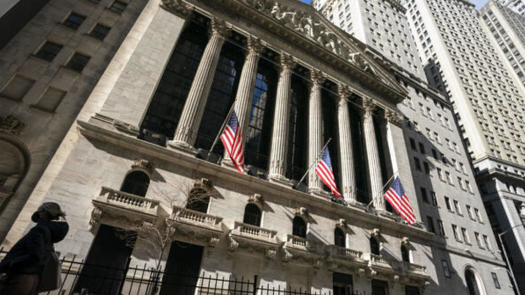 Financial markets dive as tech stocks slump and recession fears mount – CBS News