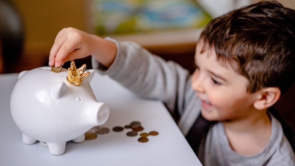 Mom or Dad? Who gives more pocket money to kids? Study reveals interesting trend